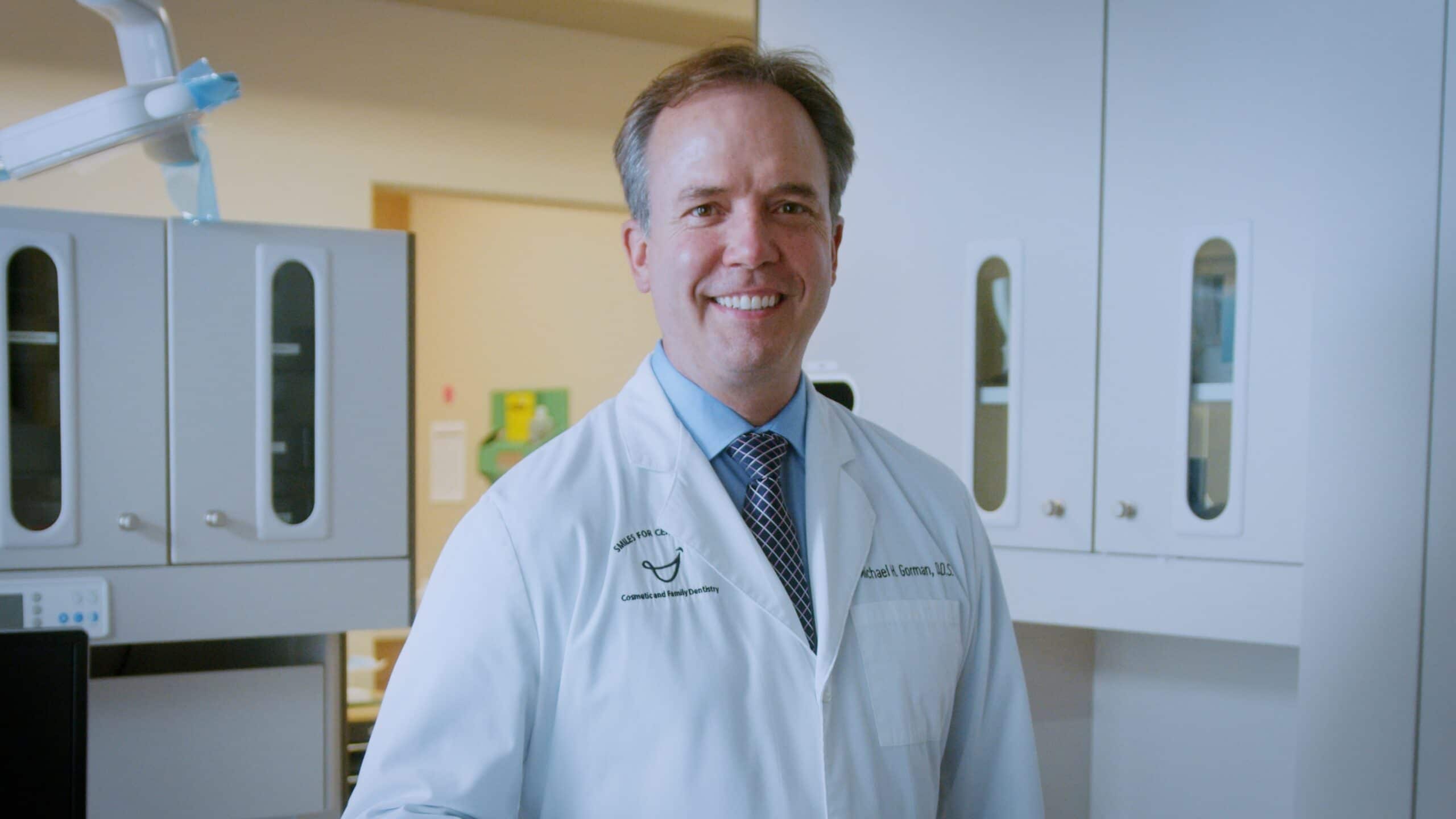 Doctor in white coat standing in operatory room